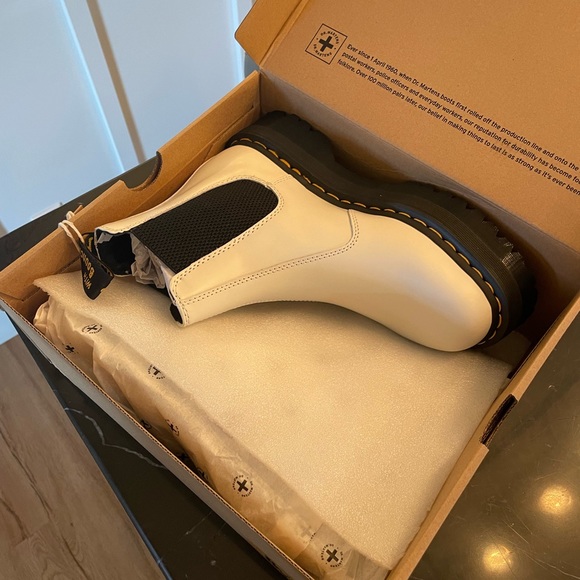 Dr. Martens Women\'s 2976 Quad Leather Platform Chelsea Boots